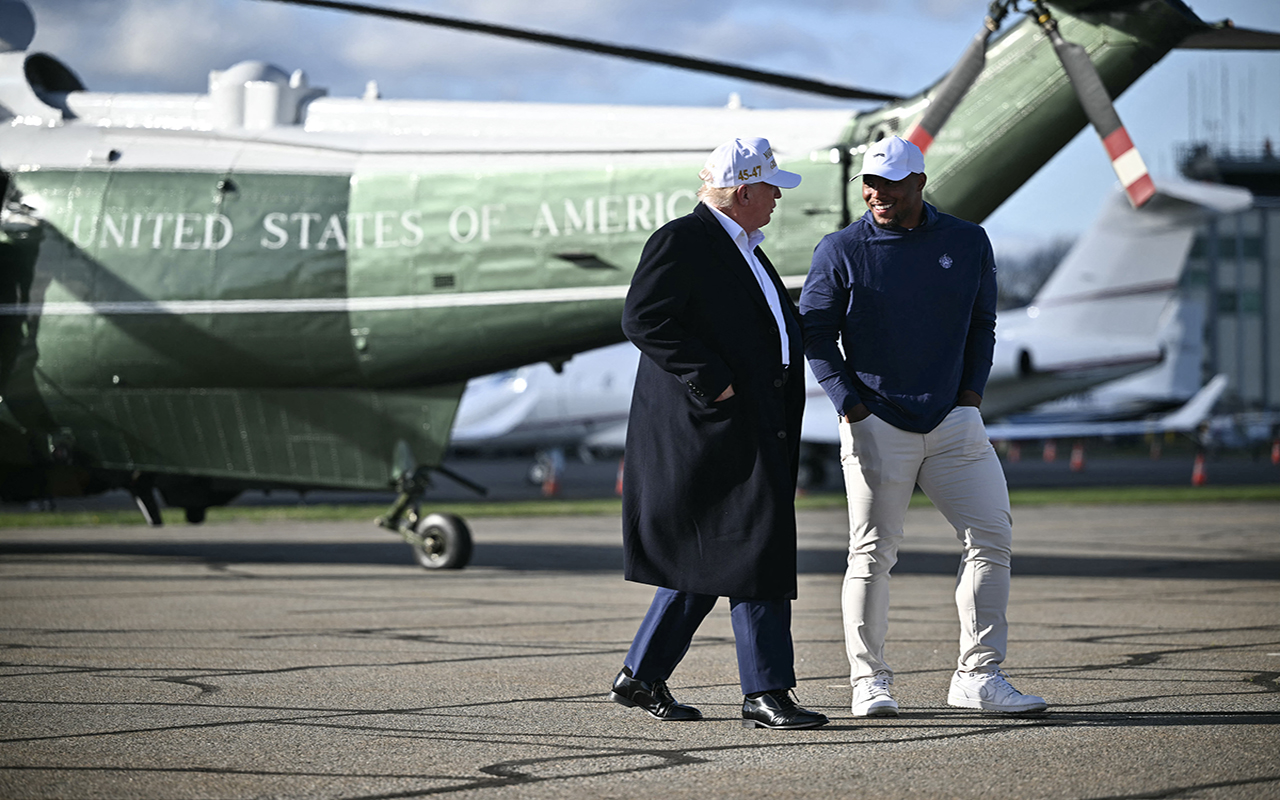 US President Donald Trump (L) walks with Philadelphia Eagles running back Saquon Barkley before boarding Air Force One Morristown Municipal Airport in Morristown, NJ. (Photo by Mandel NGAN / AFP)