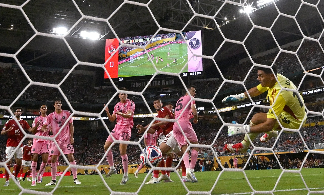  Inter Miami's Argentine goalkeeper #19 Oscar Ustari makes a save during the Club World Cup 2025 Group A football match between Egypt's Al-Ahly and US Inter Miami at the Hard Rock stadium in Miami on June 14, 2025. (Photo by PATRICIA DE MELO MOREIRA / AFP)